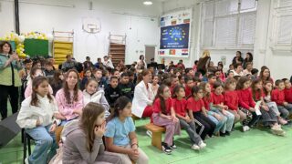 Ученици в Луковит участват в шахматен празник с шампиона Даян Нинов и демонстрация на шахматен робот в НУ „Инж. Вълков“.