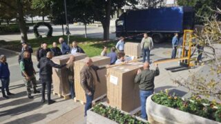 Илюстрация на подредени хартиени бюлетини с българското знаме и сини геометрични акценти на KANAL7.BG.