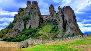 Слънчево и необичайно топло време в Северна България през следобеда на 6 октомври 2026 г. след студено утро със слани.