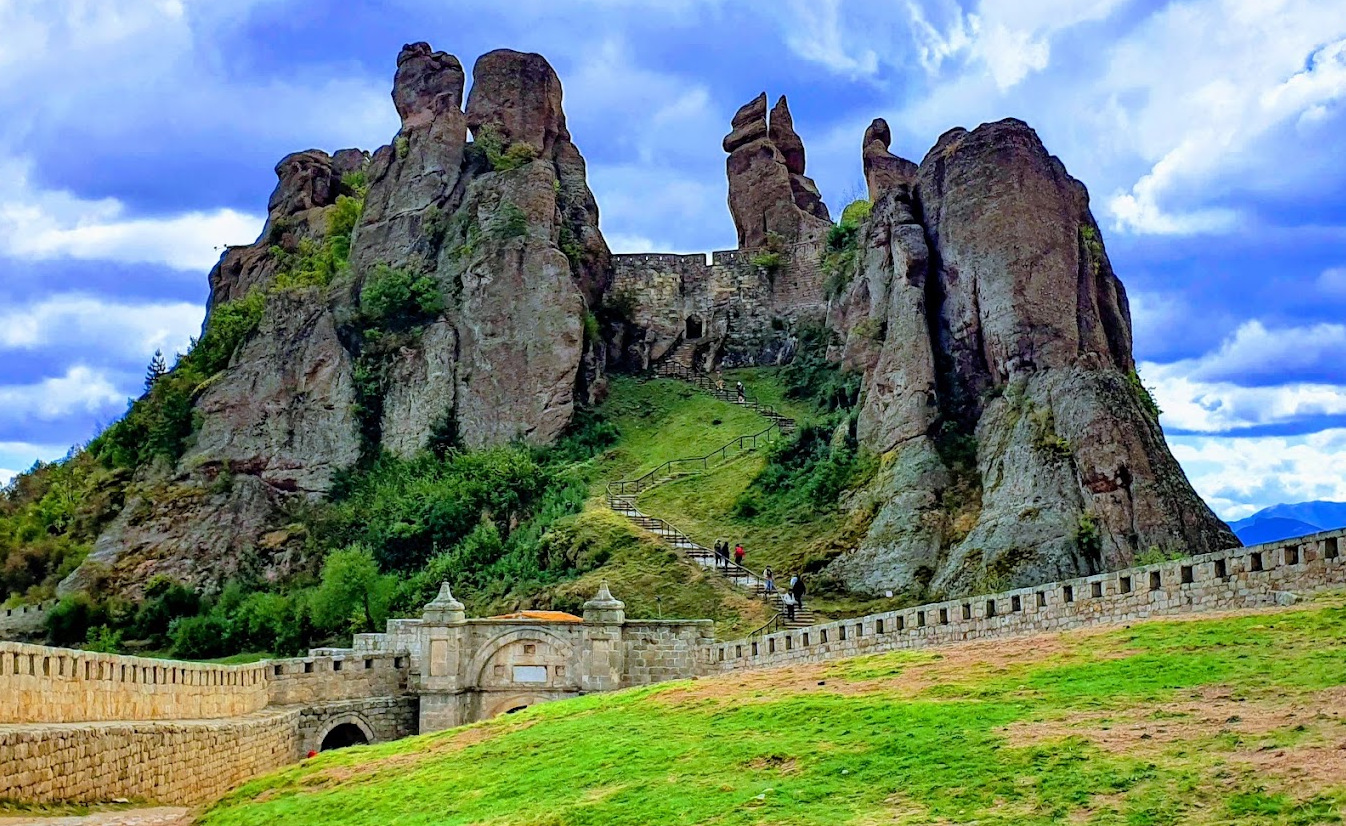 Слънчево и необичайно топло време в Северна България през следобеда на 6 октомври 2026 г. след студено утро със слани.