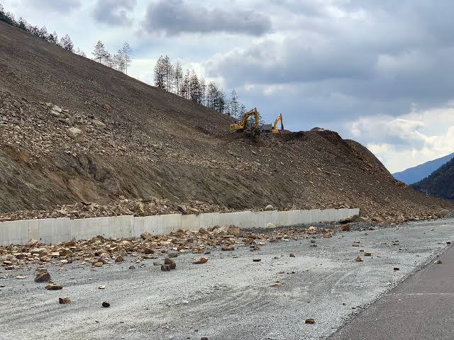 Укрепване на опасно срутище край велоалеята във Враца