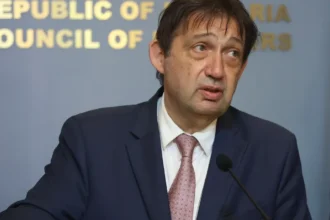 Иван Шишков при инспекция на пътя Иново–Бойница–Кула край Периловец